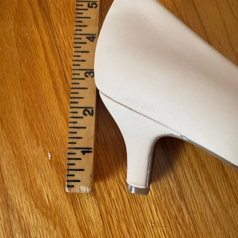 Dream Pairs Comfy Round Tor Low Heel Pumps - Nude/Nubuck - sz 9.5 - New in Box